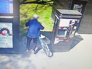 Na nagraniu z monitoringu widać moment kradzieży roweru przy dworcu kolejowym w Czempiniu. Policjanci ustalili i zatrzymali 59-letniego mieszkańca gminy Mosina