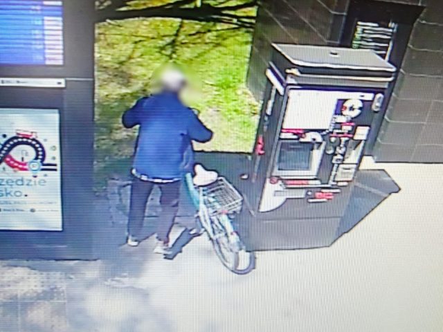 Na nagraniu z monitoringu widać moment kradzieży roweru przy dworcu kolejowym w Czempiniu. Policjanci ustalili i zatrzymali 59-letniego mieszkańca gminy Mosina