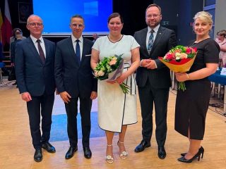 Sesja absolutoryjna w Mosinie (19 czerwca 2026 r.) Od lewej: wiceburmistrz Adam Ejchorst, wiceburmistrz Roman Kolankiewicz, skarbnik Justyna Kaczmarczyk, burmistrz Dominik Michalak, sekretarz Ewa Przybylska
