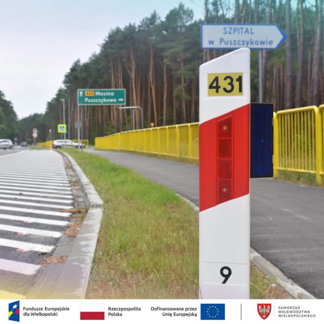 Słupek drogowy - Droga wojewódzka nr 431 - skręt w ulicę Nadwarciańską w Puszczykowie (tablica Szpital w Puszczykowie)