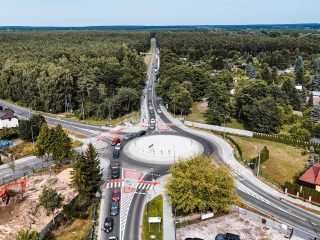 Rondo na drodze wojewódzkiej nr 431 przy ulicy Mocka w Mosinie - widok z lotu ptaka