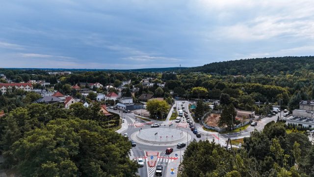 Korki i rondo na drodze wojewódzkiej nr 431 przy ulicy Mocka w Mosinie - widok z lotu ptaka na Wielkopolski Park Narodowy