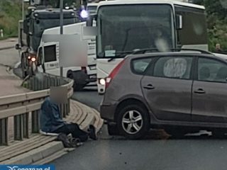 Kolizja trzech pojazdów na wiadukcie w Łęczycy spowodowała poranne utrudnienia