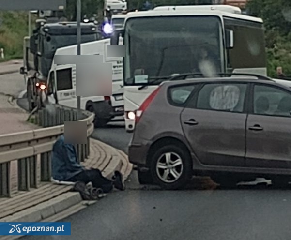 Kolizja trzech pojazdów na wiadukcie w Łęczycy spowodowała poranne utrudnienia