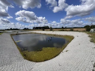 Zakończyła się modernizacja zbiornika retencyjnego przy ul. Różanej w Pecnej. Inwestycja kosztowała 452 640 zł i objęła kompleksowy remont obiektu;