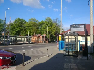 Przystanek autobusowy przy ulicy Dworcowej w Puszczykowie (przy stacji Puszczykówko).