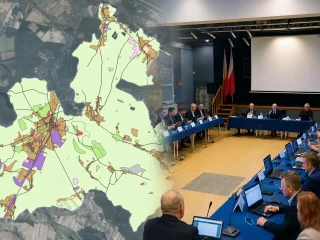 Mapa planu ogólnego gminy Mosina na tle sali obrad Rady Miejskiej.
