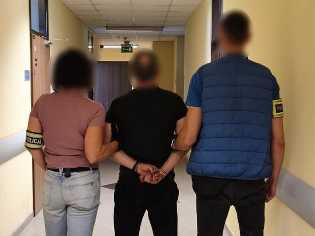Policjanci zatrzymali dwóch mężczyzn podejrzanych o włamania na terenie gminy Mosina. Na zdjęciu jeden ze sprawców