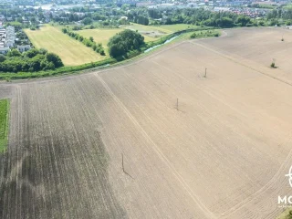 Działka przy ulicy Konopnickiej w Mosinie z lotu ptaka;