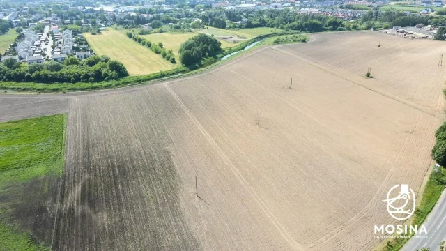 Działka przy ulicy Konopnickiej w Mosinie z lotu ptaka;