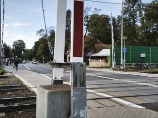 Przejazd kolejowy przy ulicy Dworcowej w Puszczykowie (stacja Puszczykówko)