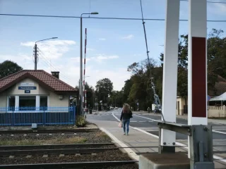 Przejazd kolejowy przy ulicy Dworcowej w Puszczykowie (stacja Puszczykówko)