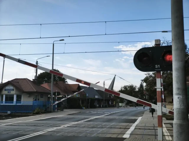 Przejazd kolejowy przy ulicy Dworcowej w Puszczykowie (stacja Puszczykówko)