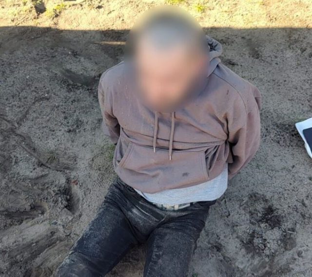 48-latek znajdował się na tylnej kanapie odnalezionego samochodu. Mężczyzna był przykryty materacem i według policji spał wewnątrz pojazdu; fot. policja