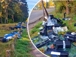 Dzikie wysypisko przy lesie z porzuconymi częściami samochodowymi i plastikowymi odpadami.