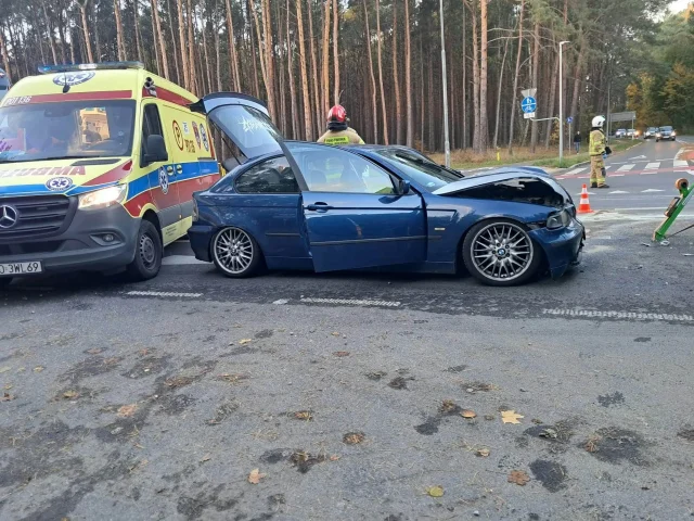 Uszkodzony samochód osobowy po zderzeniu na skrzyżowaniu