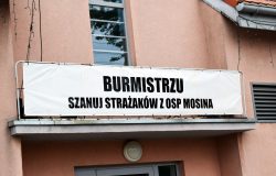 Baner na remizie: Burmistrzu szanuj strażaków z OSP Mosina