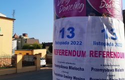 Referendum w Mosinie, plakat na słupie ogłoszeniowym