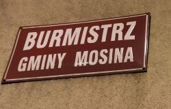 Burmistrz Gminy Mosina - tablica na UM