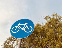 Obowiązkowe oświetlenie dotyczy także rowerzystów poruszających się drogą rowerową.