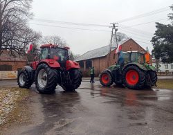 Protestujący rolnicy w Żabnie, oczekujący na zbliżającą się kolumnę traktorów