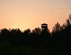Wieża widokowa na Pożegowie o zmierzchu. Atrakcja turystyczna gminy Mosina